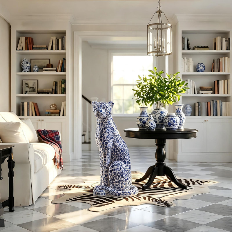 Sculpture en porcelaine bleue et blanche à motif léopard assis