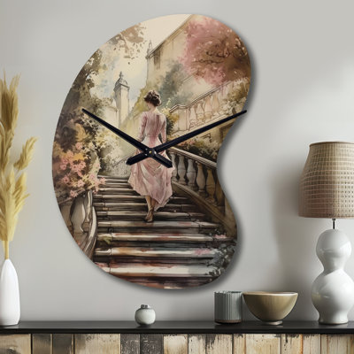 Femme élégante qui marche dans les escaliers III - Horloge murale asymétrique romantique en métal, impression d'horloge murale rose
