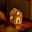 Porte-bougie chauffe-plat en porcelaine représentant une maison de village avec un chiot et un papillon - Fait main