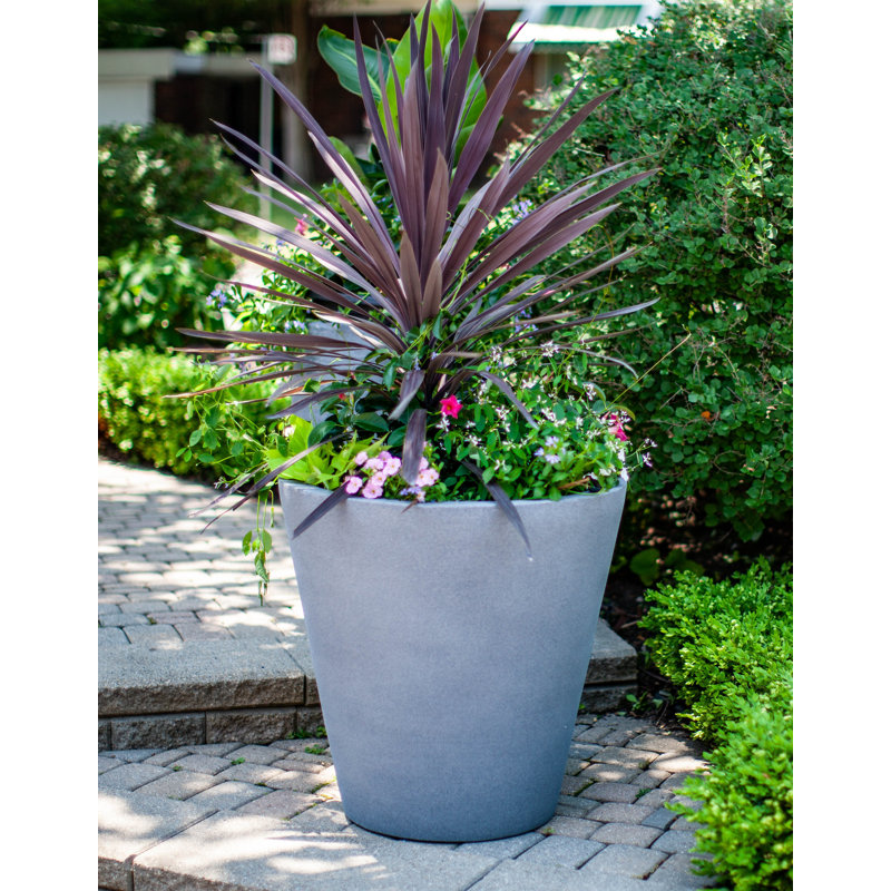 Pot à fleurs nervuré avec arrosage Strafford, H 17 po x l 16 po x P 16 po, Noir