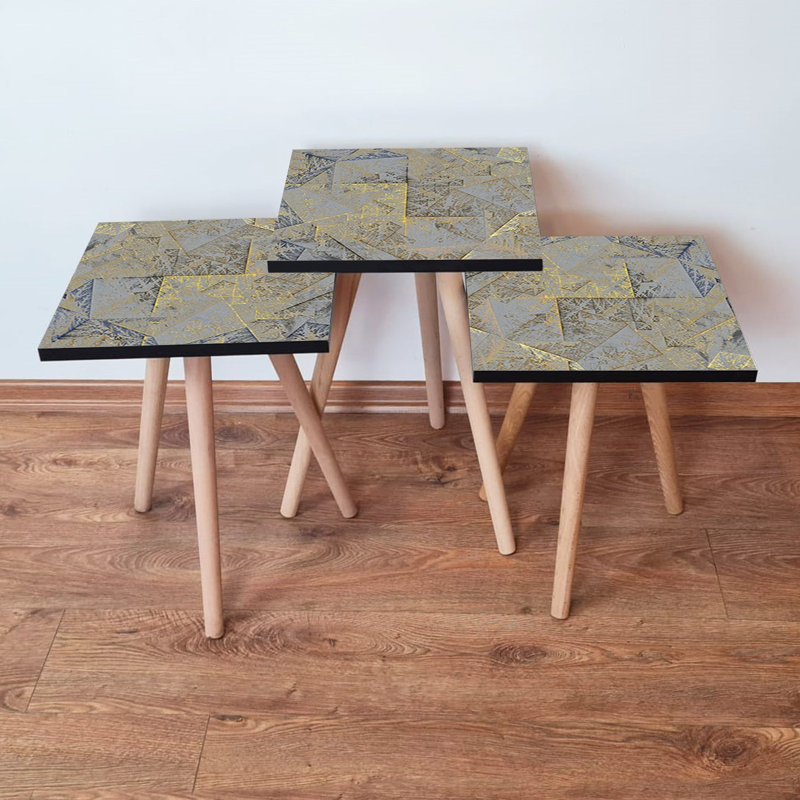 Ensemble de 3 tables gigognes modernes, grises et dorées avec pieds en bois de hêtre | Fabrication en panneau de fibres à densité moyenne, plus grande table: 13,8 x 20,5 x 13,8 po, moyenne: 13,8 x 18,5 x 13,8 po, plus petite: 13,8 x 16,5 x 13,8 po | Conception géométrique élégante pour la maison et le bureau
