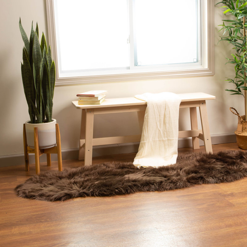 Tapis brun foncé en fausse fourrure Diller, Nouveauté 2 pi x 6 pi