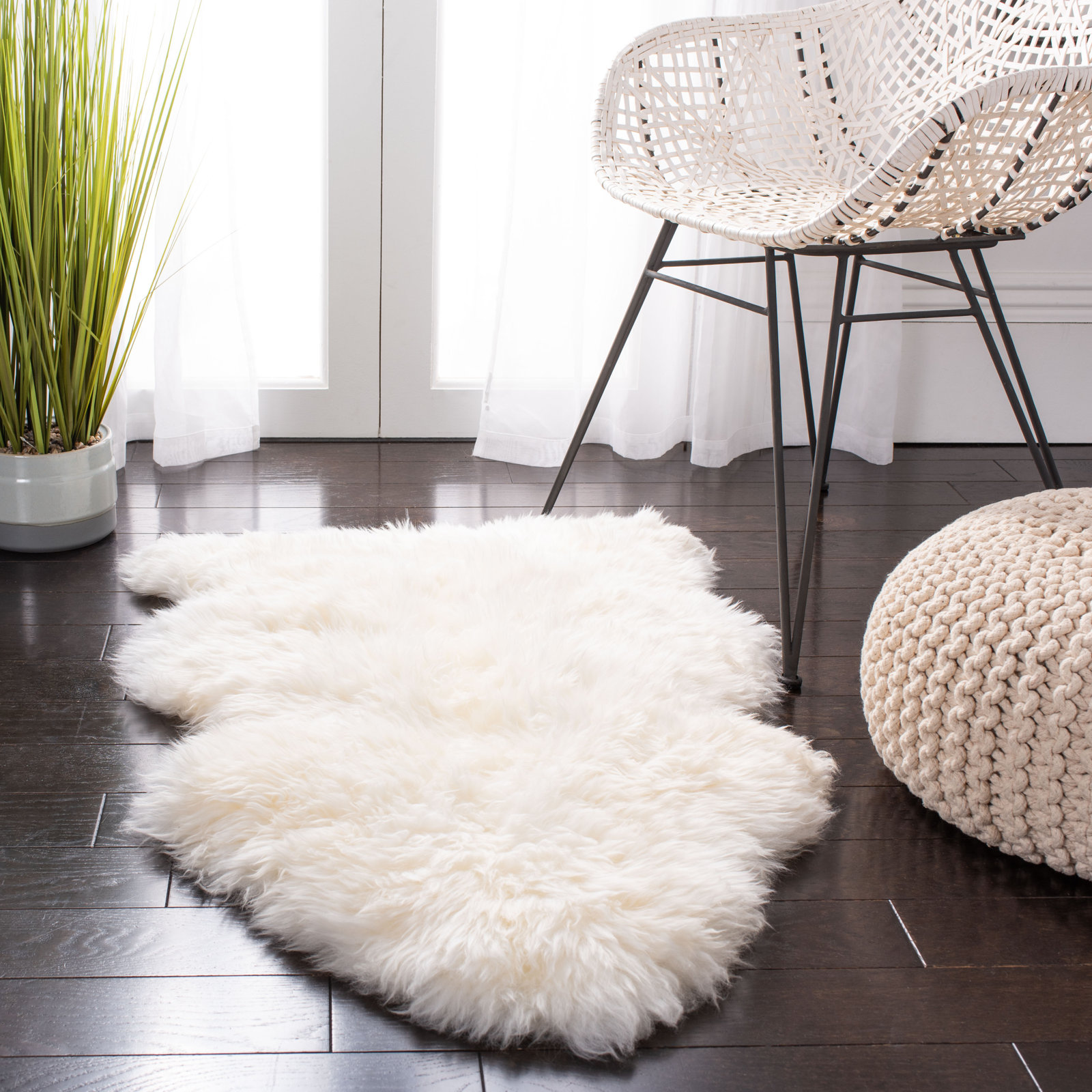 Mera White Handmade Sheepskin Rug, Rectangle 2' x 3'