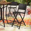 2 chaises de bar de jardin pliables en imitation bois, idéales pour le rangement.