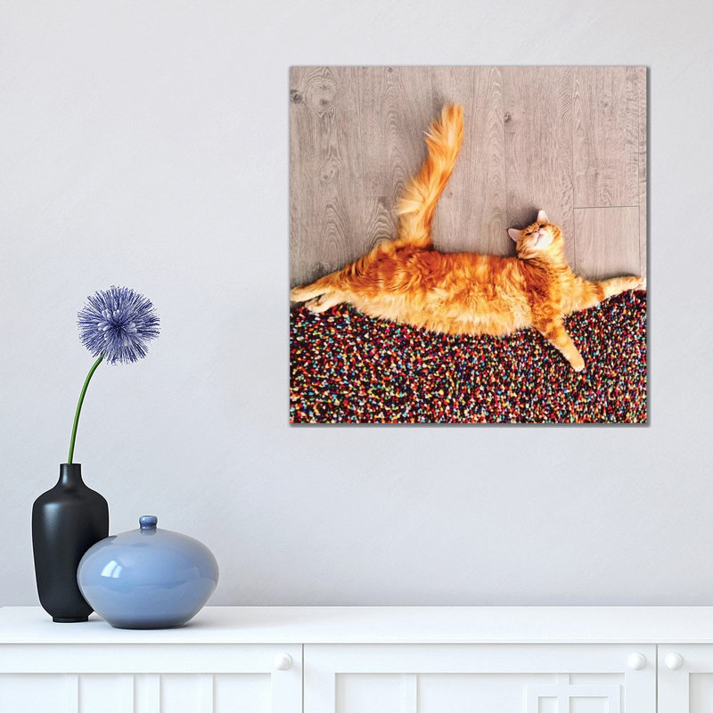 «The Cat Sprinkling the World with Sweets» par Hobopeeba - reproduction de photo, Pas de tapis, H 18 po x l 18 po x 1,5 po