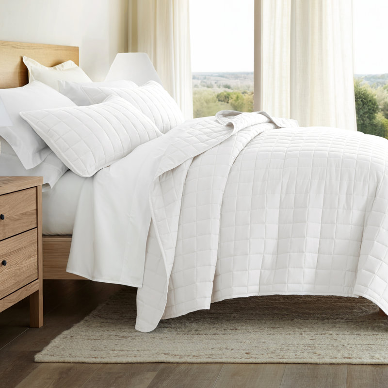 Ensemble de courtepointe Becky Cameron, Couvre-lit grand / double + 2 taies décoratives s, Ivoire