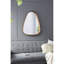 Miroir mural irrégulier 30 po x 38 po avec cadre en bois, entrée de salle de bain de salon, design minimaliste, bords incurvés doux, cadre en pin à 25% pour chambre et miroir de style