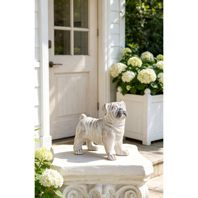 Figurine de bouledogue debout fabriquée à la main avec une finition beige naturelle, parfaite pour un décor rustique et traditionnel