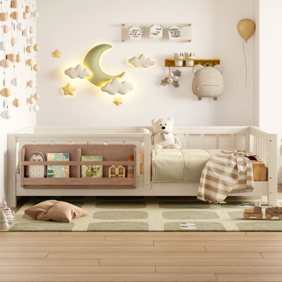 Structure de lit simple avec bibliothèque intégrée et garde-corps de sécurité, lit plateforme pour chambre d'enfant, beige