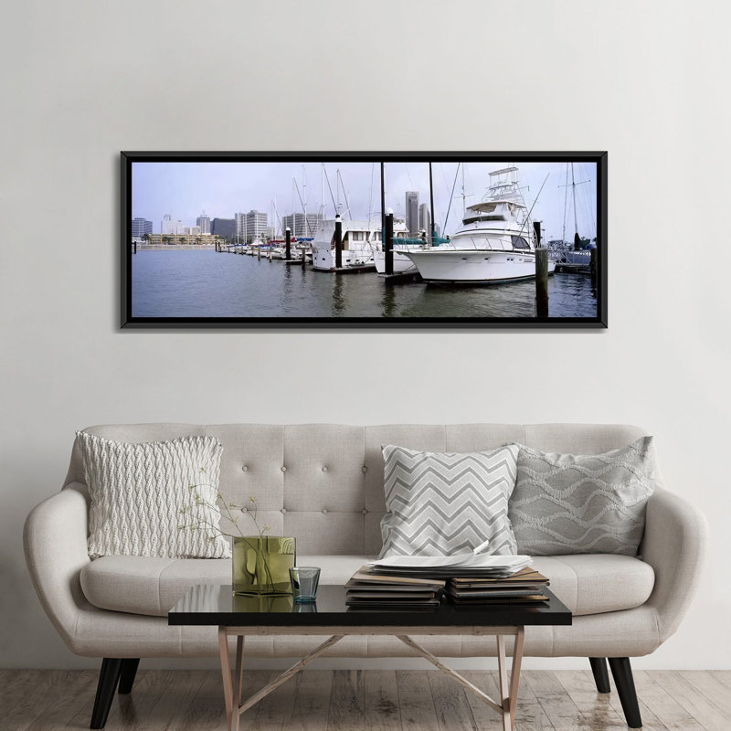 «Yacht at a harbour with bâtiments in the context, Corpus Christi, Texas, USA» par Panoramic Images - Reproduction giclée sur toile panoramique
