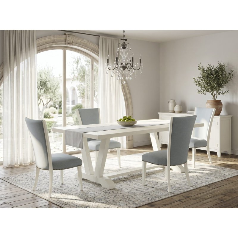 L'ensemble 5 pièces de table et chaises de cuisine comprend une table de salle à manger rectangulaire en ciment avec des pieds en V et 4 chaises Parsons en tissu bleu bébé, blanc cassé brossé