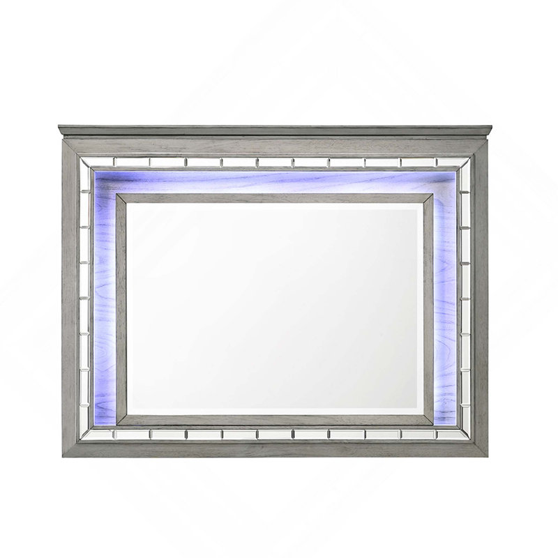 Miroir moderne élégant avec bord biseauté et éclairage à DEL tactile intégré pour une lueur ambiante
