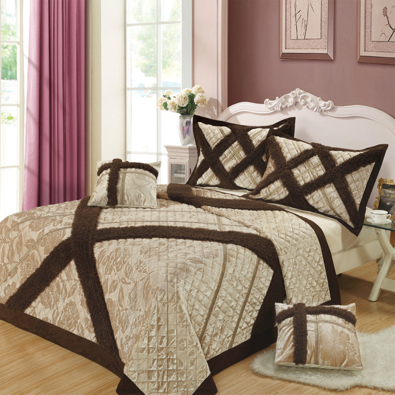 Classic Polyester Floral Quilt, Twin