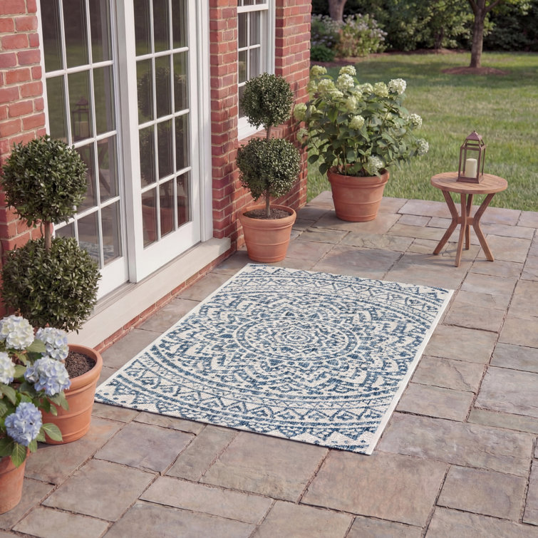 Ellefson Ivory/Navy Indoor/Outdoor Area Rug