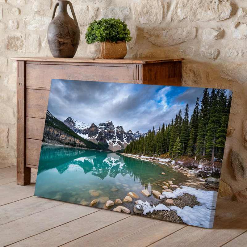 Toile, "Un lac alpin à couper le souffle" avec art corporel turquoise vif reflétant la neige dramatique, H 30 po x l 40 po