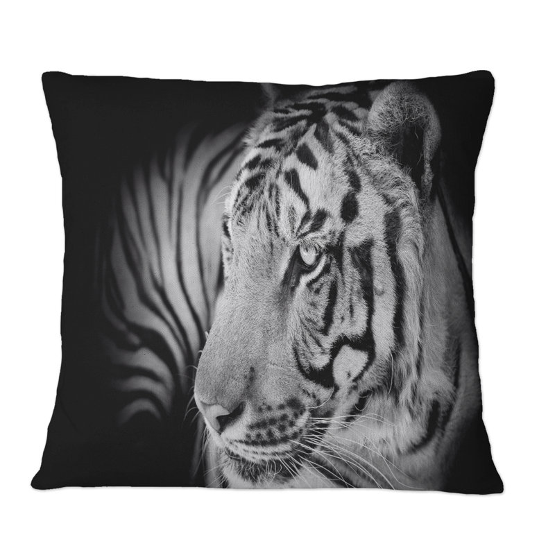 Portrait monochrome d'un tigre blanc VII - coussin décoratif traditionnel imprimé, 16 po x 16 po