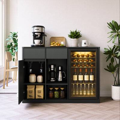 Armoire de bar cannelée de 51 po avec espace pour réfrigérateur (réfrigérateur non inclus), station de café moderne avec centre de chargement et support pour verres à vin, buffet noir pour le rangement des boissons et des spiritueux.