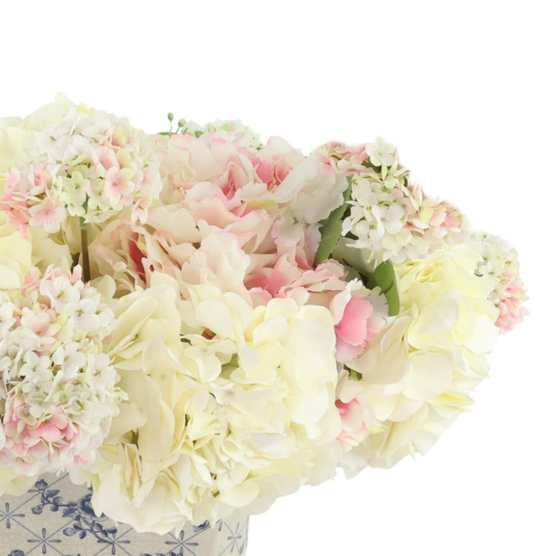 Hortensias et viburnum dans un vase décoratif