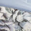 Édredon pour grand lit 8 pièces en coton bleu avec une élégance chic et décontractée, un magnifique motif floral comprenant 1 édredon, 2 taies décoratives européennes, 3 coussins décoratifs assortis, une jupe de lit et un fer à vapeur-128745193-128745190
