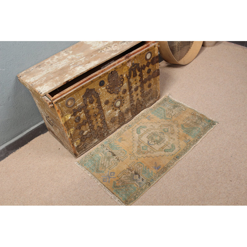 Explorez la beauté du tapis de porte turc rétro dans des tons de vert pastel et de motifs complexes
