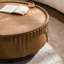 Table basse ronde en bois avec relief fabriqué à la main et piédestal robuste pour les espaces de vie modernes