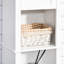 Grande armoire de rangement pour salle de bain avec beaucoup d'espace et un design moderne
