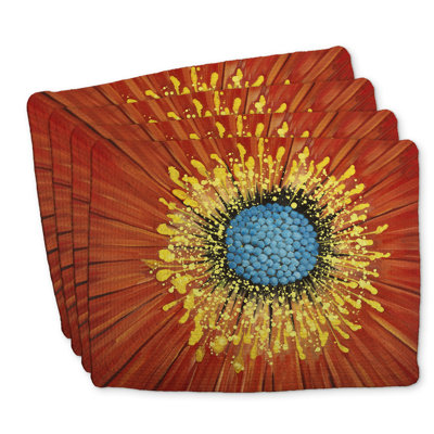 Ensemble de 4 napperons en gros plan sur une fleur rouge en polyester tressé