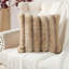 Housse de coussin rayée en fausse fourrure-107174286