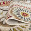 Tapis ivoire / moka / vin à motif floral Kasturi-729418460