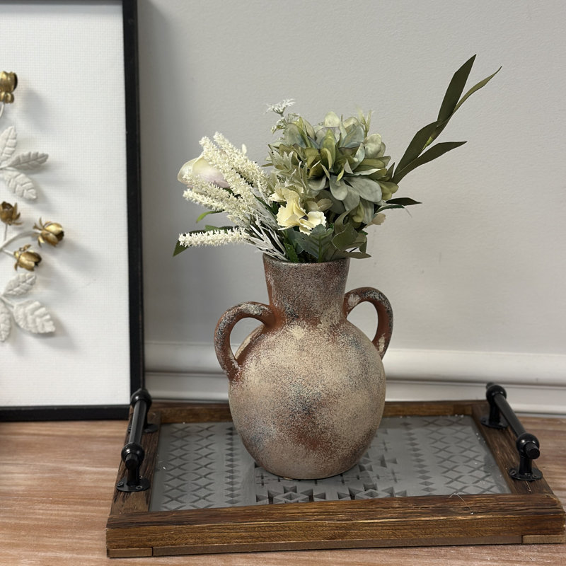 Vase en terre cuite rustique
