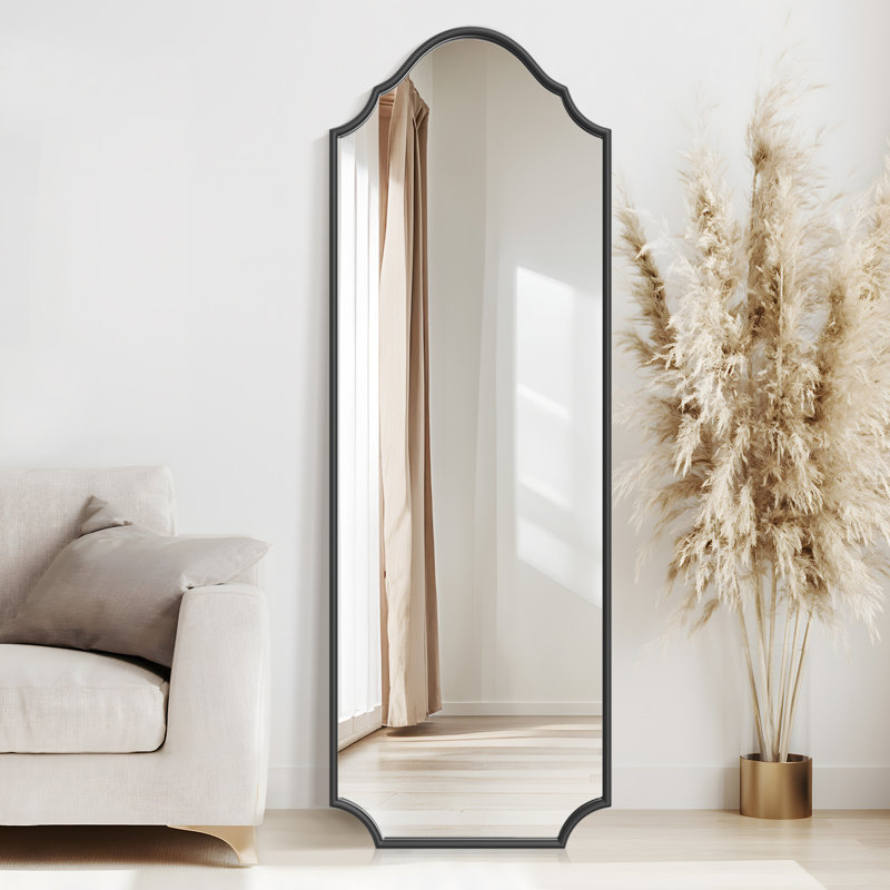 Miroir incliné en métal Lilith, Noir, 65" x 22"