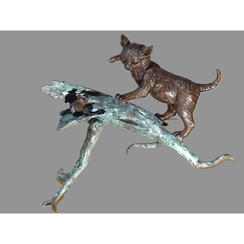 Chat et souris sur une bûche