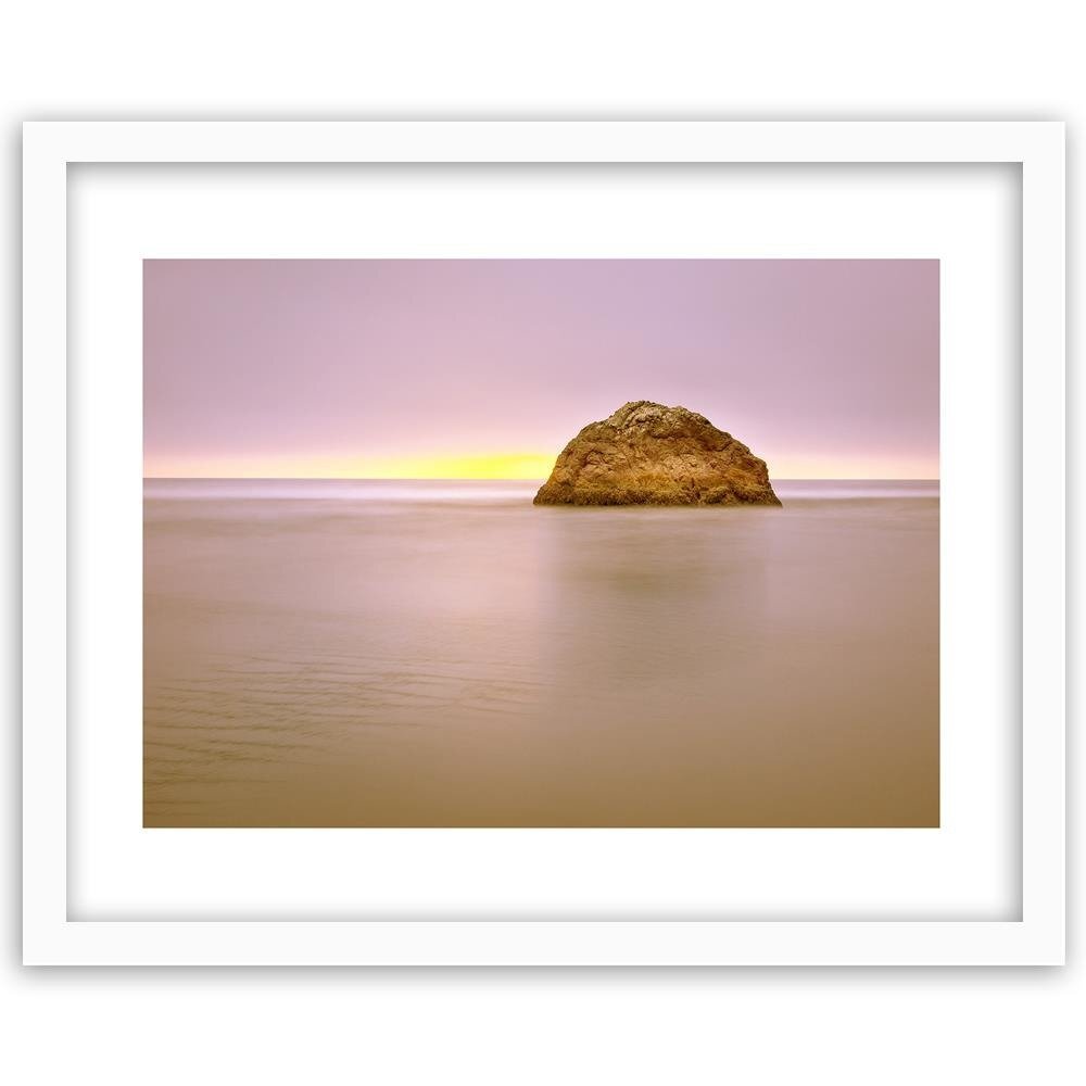 Gerahmter Fotodruck Ein Felsen im Meer bei Dämmerung