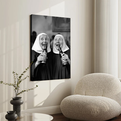 Photo vintage en noir et blanc de deux religieuses riant en buvant de la bière, décor mural rétro amusant, grande toile tendue sur châssis pour salon ou chambre