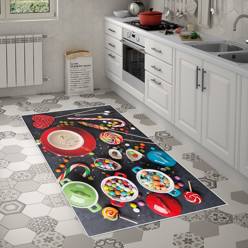 Tapis en polyamide tissé à la machine Blackberry en gris / rouge / vert, Rectangle 5 pi 3 po x 7 pi 7 po