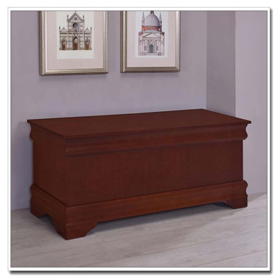 Commode en cèdre avec finition brun chaud et doublure en cèdre