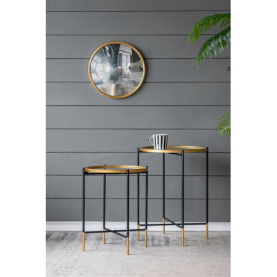 Ensemble de 2 tables d'appoint en fer doré et noir avec plateau en verre