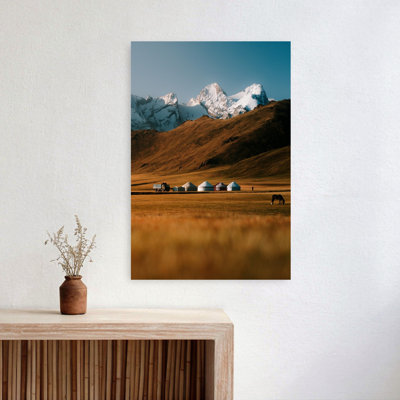Yourtes de la steppe dorée - Paysage rustique et paisible avec chevaux et montagnes (affiche murale)