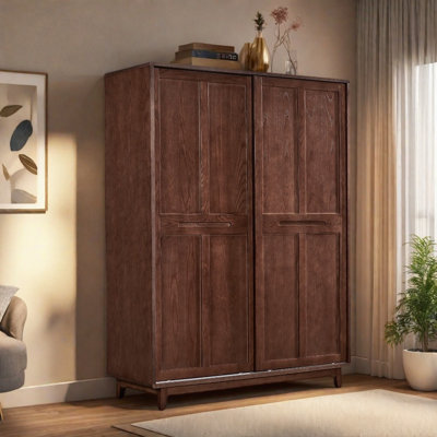 Armoire classique en noyer rétro