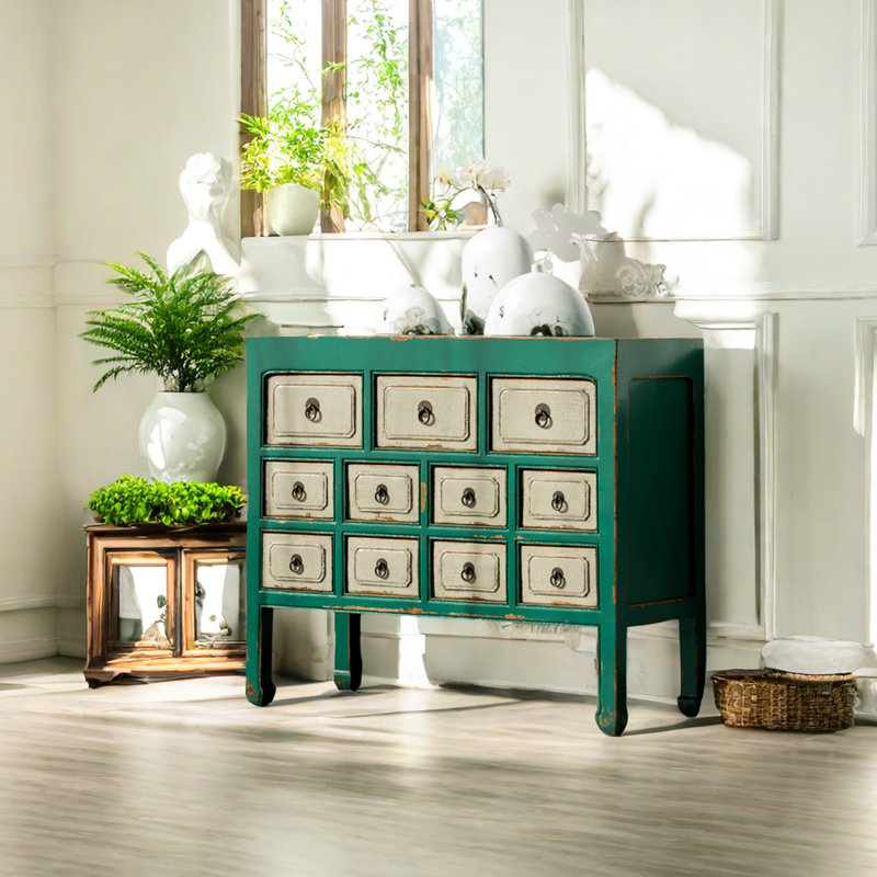 Commode décorative avec décoration de tiroir.