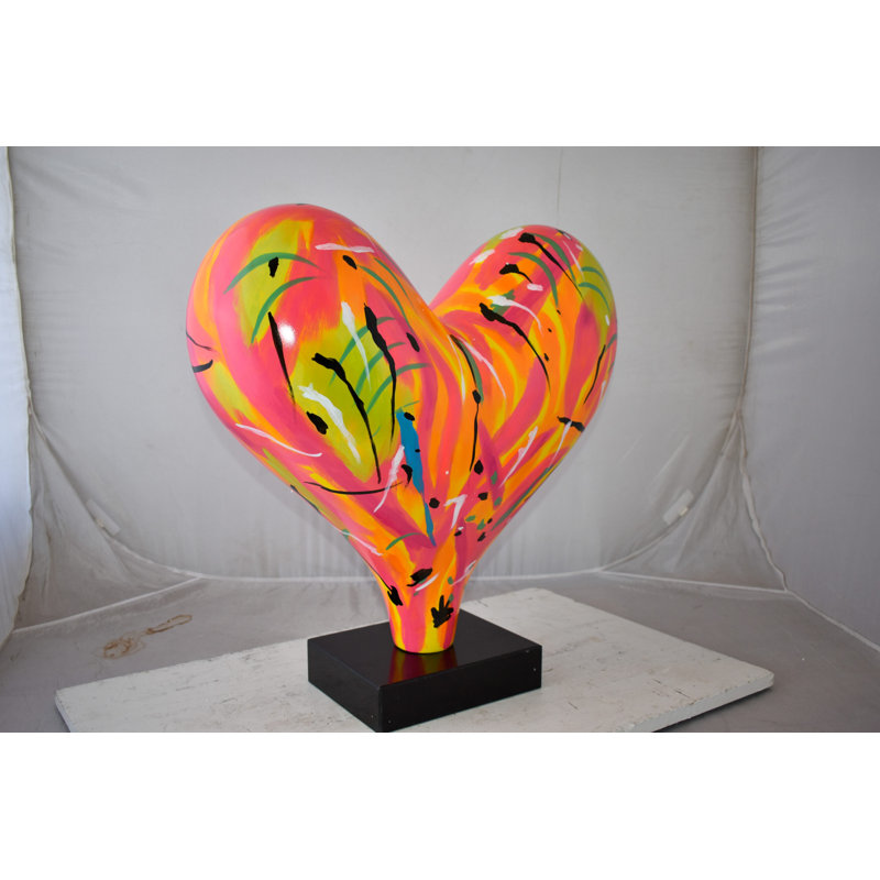 Statue 3D éclectique en forme de cœur multicolore sur base noire, taille: 24 po x 12 po x H 25 po