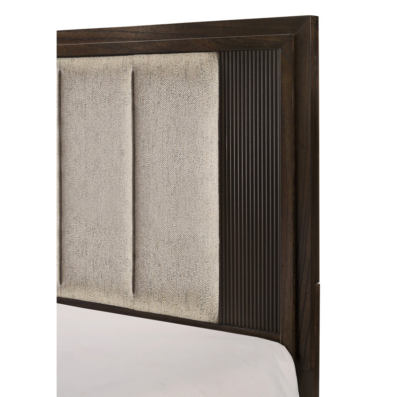 Grand lit, tête de lit tapissier, charme rustique, finition bois riche, esthétique contemporaine, style 1pc dans les tons bruns,