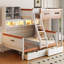 Lit superposé simple au-dessus d'un lit double en bois avec garde-robe, tiroirs, tablettes et éclairage à DEL