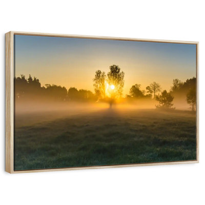 Misty Meadow au lever du soleil