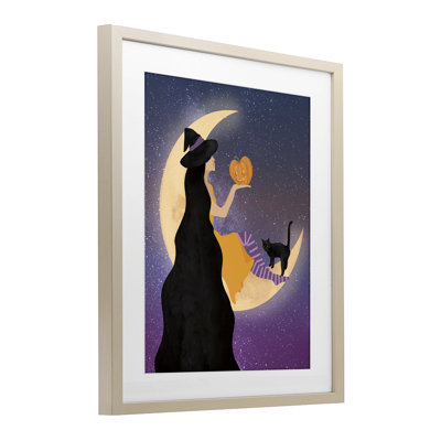 «Moonlit Witch» tenant une citrouille-lanterne encadrée sous verre, design par Daniela Santiago