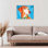 Chien orange audacieux sur estampe bleue encadrée, design par Tatiana Roberts