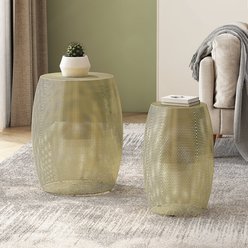 Ensemble de tables d'appoint rondes en métal creux avec finition dorée et design ajouré, parfait pour les intérieurs modernes et les espaces compacts