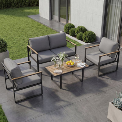 Ensemble de mobilier d'extérieur 4 pièces avec table basse en bois, ensemble de conversation avec cadre en fer, chaises rembourrées beiges et canapé pour patio, jardin, cour