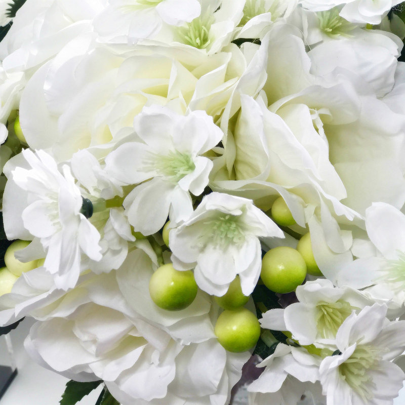 Agencement de rose et de fleurs mélangées en vase, Crème