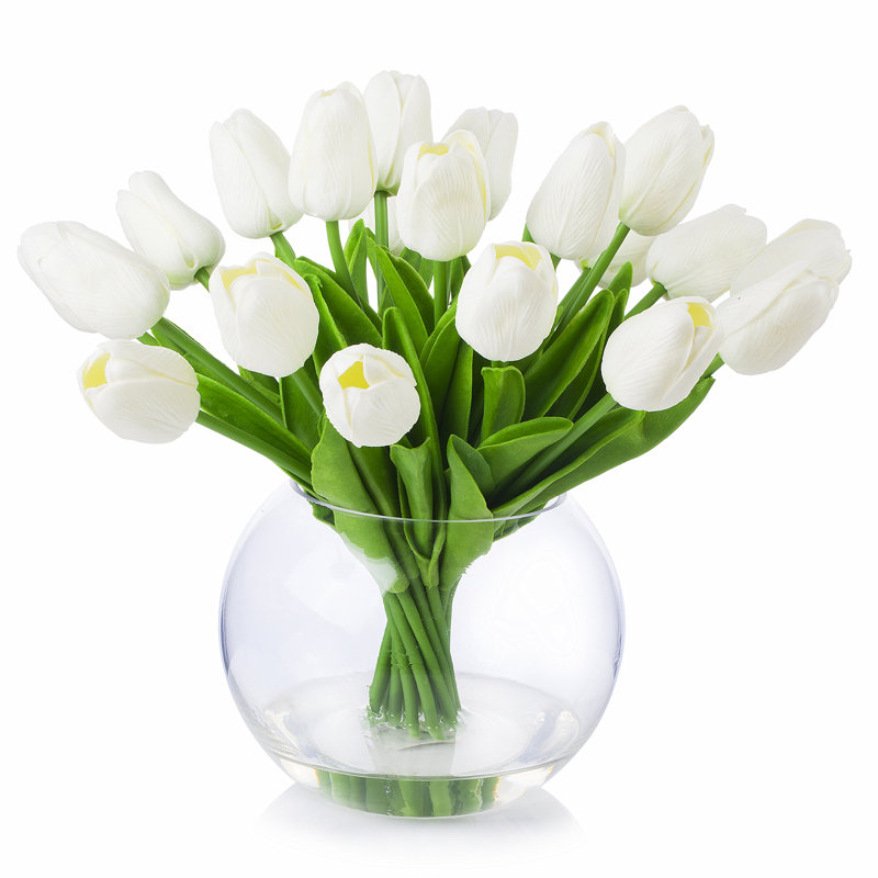 Arrangement floral de tulipes dans un vase en verre